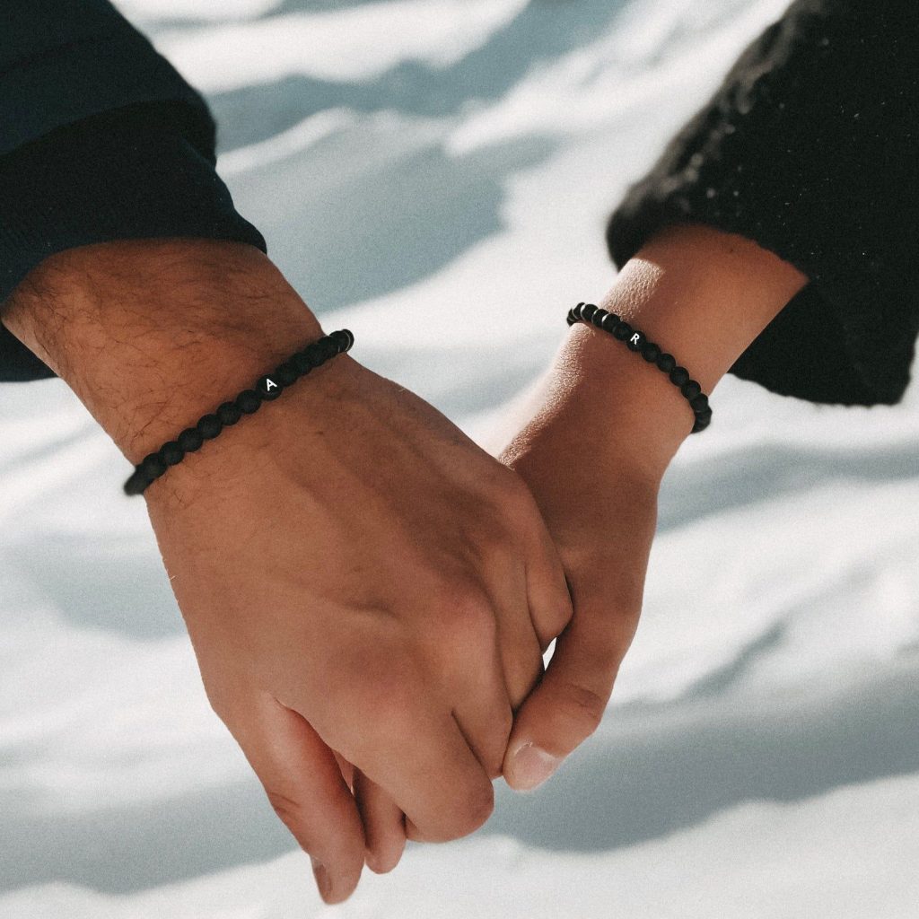À quel poignet porter un bracelet personnalisé pour couple ?