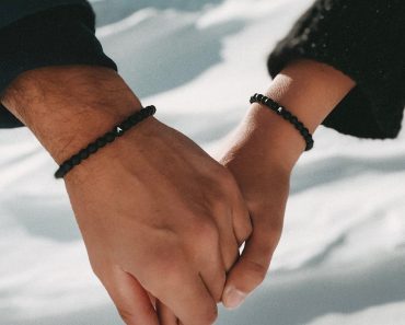 À quel poignet porter un bracelet personnalisé pour couple ?