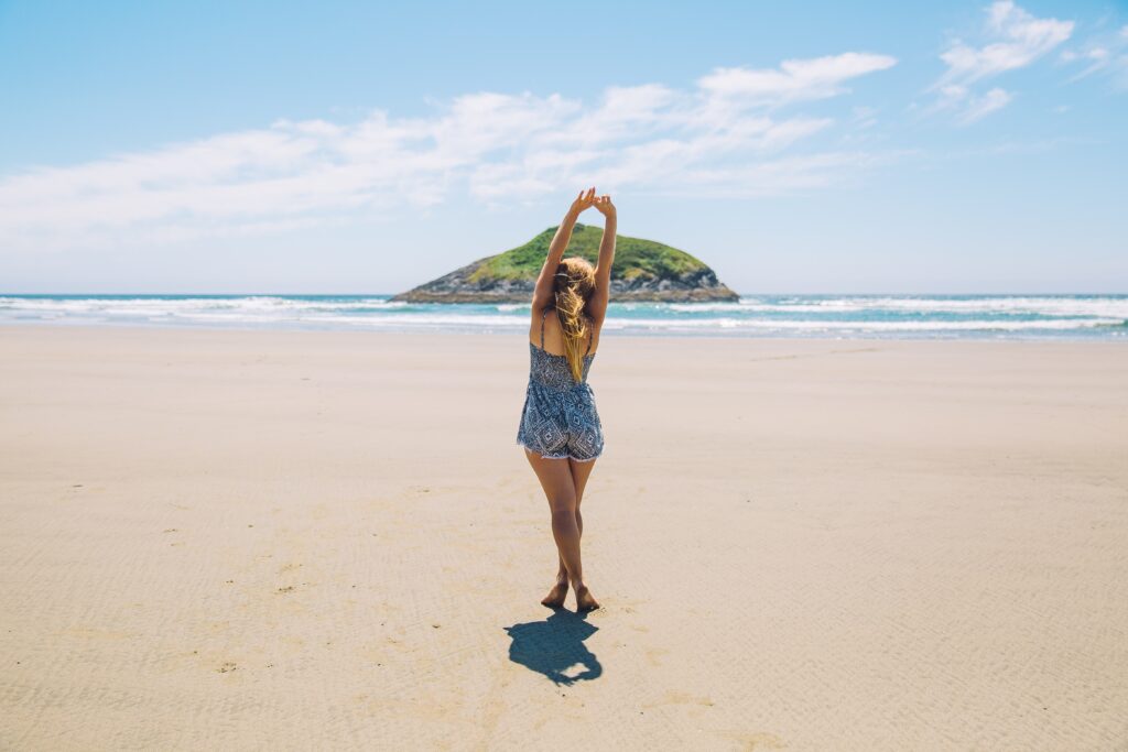 Comment choisir la robe de plage idéale pour être tendance cet été ?