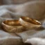 Bagues couple gravées : quels mots choisir pour un message unique ?
